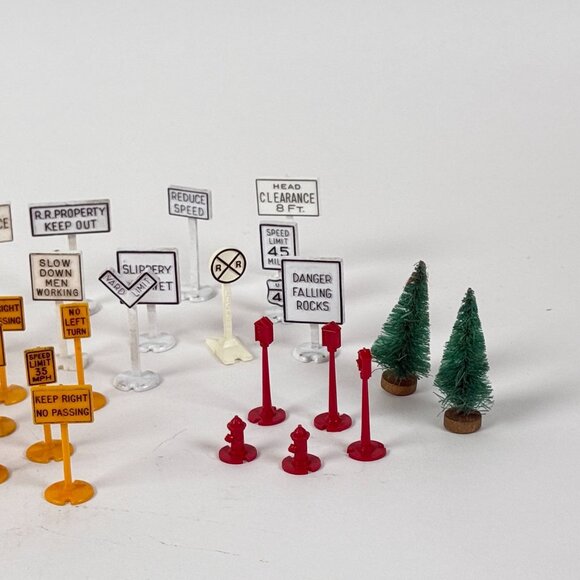 HO Scale Train Plastic Accessory Set 35+ Signs & Trees For Model Railroads - Picture 7 of 11